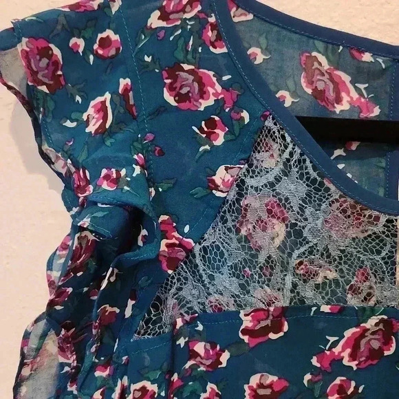 Dream Out Loud Lace Top - Picture 5 of 9